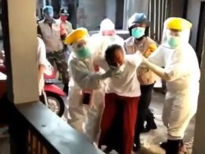 Viral Kakek Positif Corona Tolak Dirawat karena Takut Dikucilkan, Ini Faktanya Viral Kakek Positif Corona Tolak Dirawat karena Takut Dikucilkan, Ini Faktanya