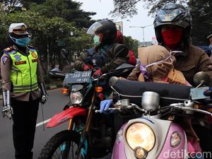 Video Hari Pertama PSBB di Bandung, Banyak Pemotor Boncengan Video Hari Pertama PSBB di Bandung, Banyak Pemotor Boncengan