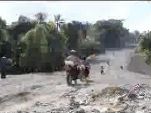 Saat Membagikan Bantuan Diuji Jalan Berbatu di Kolaka Utara