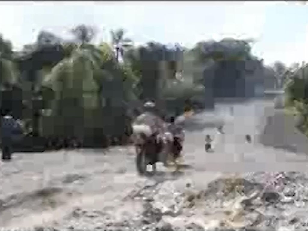 Saat Membagikan Bantuan Diuji Jalan Berbatu di Kolaka Utara Saat Membagikan Bantuan Diuji Jalan Berbatu di Kolaka Utara