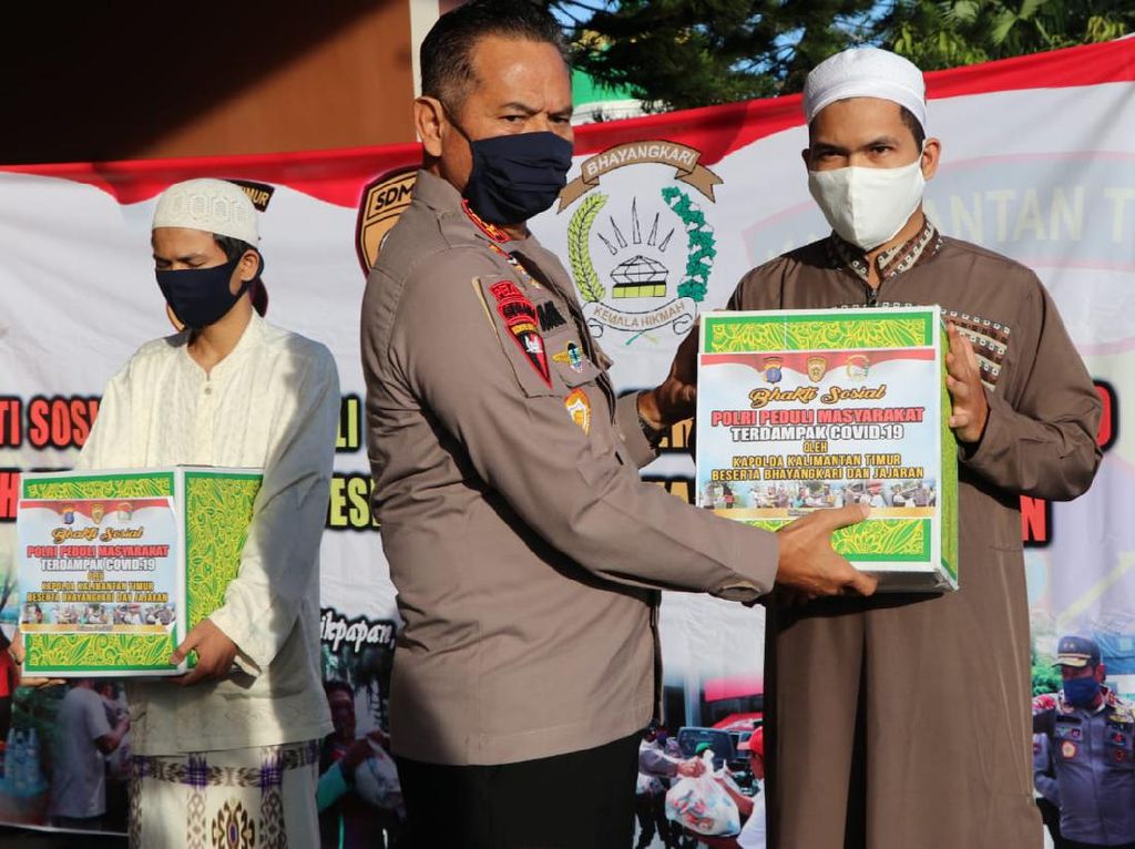 Polda Kaltim Bagikan Sembako ke Marbot, Duafa, hingga Panti Asuhan Polda Kaltim Bagikan Sembako ke Marbot, Duafa, hingga Panti Asuhan