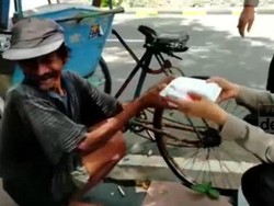 Di Tengah Pandemi Corona, Polantas Pinrang Berbagi Nasi Bungkus