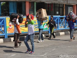 Jokowi Larang Mudik, Ekonom: Bantuan Harus Diperbanyak