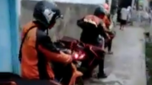 Petugas PT Pos Ditolak Warga Bandung