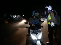 PSBB Sumedang Mulai Diterapkan, Petugas Tertibkan Pengendara di Jatinangor