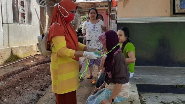 Komunitas ibu-ibu bagikan masker kain