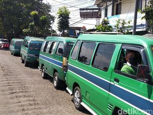 Penumpang Angkutan Dibatasi Selama PSBB, Sopir Angkot di Bandung Menjerit