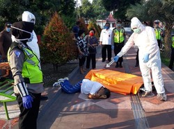 Petugas Ber-APD Evakuasi Pria yang Meninggal Saat Olah Raga