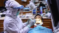 Tangkal Penyebaran Corona, Dokter Gigi Ini Bertugas Pakai APD