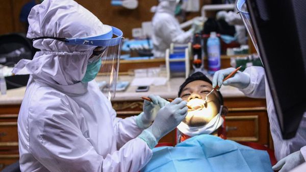 Tangkal Penyebaran Corona, Dokter Gigi Ini Bertugas Pakai APD