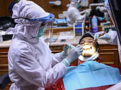 Tangkal Penyebaran Corona, Dokter Gigi Ini Bertugas Pakai APD