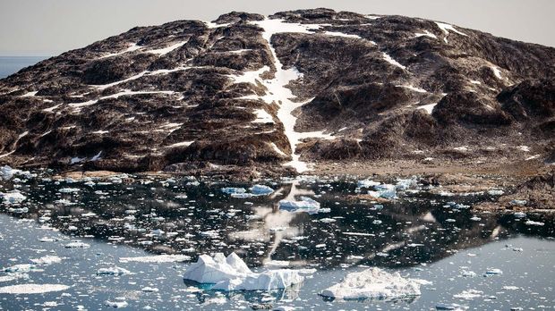 An aerial photo taken on August 15, 2019 shows icebergs as they float along the eastern cost of Greenland near Kulusuk (aslo spelled Qulusuk). (Photo by Jonathan NACKSTRAND / AFP)