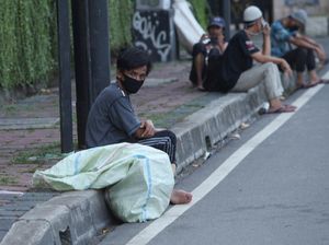 Pengemis Tidur di Trotoar Tanah Abang, Dinsos: 2 Sudah Pulangkan