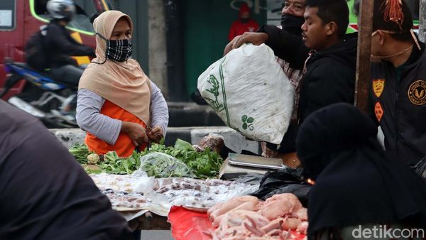 Pasar Cicaheum Bandung juga Ramai di Hari Pertama PSBB