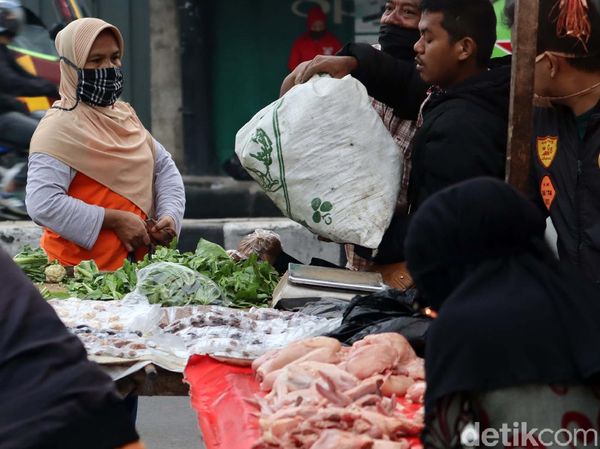Pasar Cicaheum Bandung juga Ramai di Hari Pertama PSBB