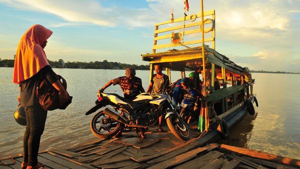Nggak Cuma Orang, Motor pun Bisa Ikut Nyebrang