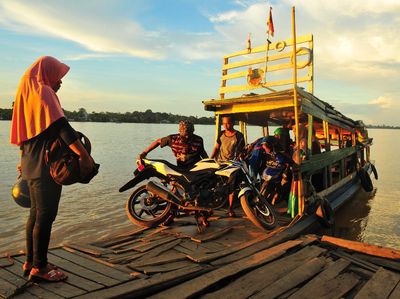 Nggak Cuma Orang, Motor pun Bisa Ikut Nyebrang