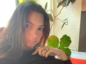 Gaya Rumahan Seksi Para Model Saat Lockdown, Pakai Crop Top Hingga Lingerie