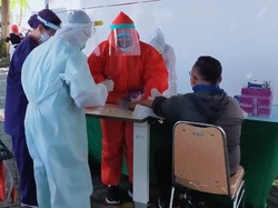 Puluhan Warga Jalani Rapid Test Drive Thru di RS Husada Utama