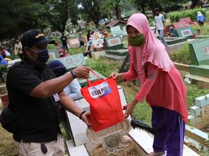 Bulog Sultra Bagikan Sembako ke Pekerja di TPU Punggolaka Kendari