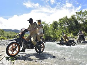 Terobos Sungai Pakai Motor, Bupati Indah Datangi Warga Terpencil