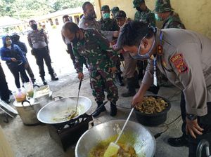 Pendemi Corona, Polri-TNI Bagikan Makanan Siap Saji ke Warga di Timika