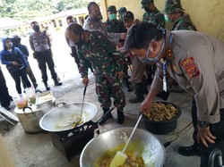 Pendemi Corona, Polri-TNI Bagikan Makanan Siap Saji ke Warga di Timika