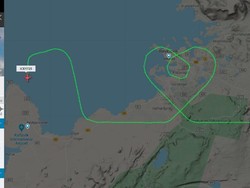 Sweet Banget! Pilot Lukis Love di Langit RS untuk Petugas Medis