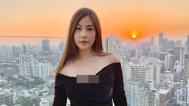 Penutupan, Ini Foto Model yang Langgar Lockdown & Main Sex Toys
