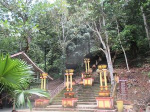 Misteri Jumlah Anak Tangga Menuju ke Destinasi Angker Ini