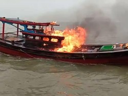 Nelayan Riau Bakar Kapal yang Pakai Jaring Pukat Harimau