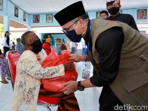 Salurkan Sembako ke Rumah Warga Miskin, Bupati Anas: Mohon Tetap di Rumah