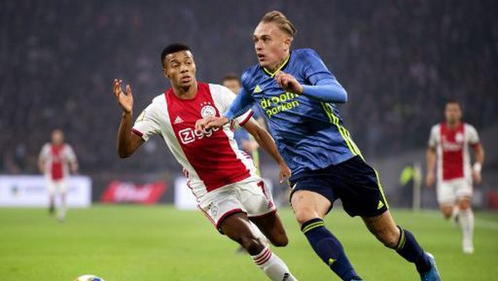 Ajaxs Brazilian forward David Neres (L) vies with Feyenoords Dutch defender Rick Karsdorp during the Dutch Eredivisie football match between Ajax Amsterdam and Feyenoord Rotterdam at the Johan Cruijff Arena in Amsterdam on October 27, 2019. (Photo by Olaf KRAAK / ANP / AFP) / Netherlands OUT