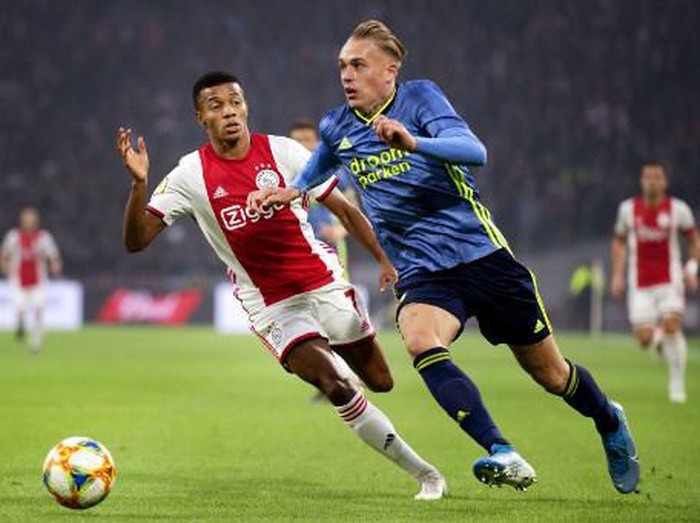 Ajaxs Brazilian forward David Neres (L) vies with Feyenoords Dutch defender Rick Karsdorp during the Dutch Eredivisie football match between Ajax Amsterdam and Feyenoord Rotterdam at the Johan Cruijff Arena in Amsterdam on October 27, 2019. (Photo by Olaf KRAAK / ANP / AFP) / Netherlands OUT