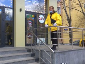 Bosan di Rumah, Pengusaha Tajir di Rusia Jadi Kurir Makanan