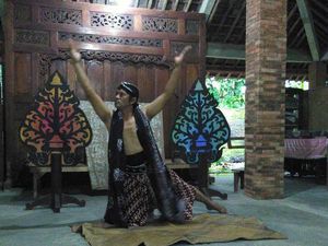 Peringati Hari Bumi, Penari Berdoa Corona Segera Bebas dari Indonesia Peringati Hari Bumi, Penari Berdoa Corona Segera Bebas dari Indonesia