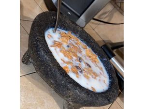 Kocak! Makan Sereal Pakai Wadah Cobek, Bule Ini Kepedasan