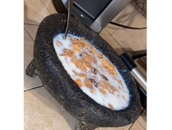 Kocak! Makan Sereal Pakai Wadah Cobek, Bule Ini Kepedasan