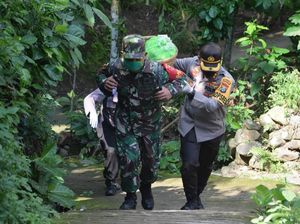 Polisi dan TNI Trenggalek Gelontorkan Bantuan ke Warga Terdampak Corona