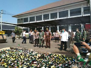 Kejari Garut Musnahkan Barang Bukti Kejahatan, Miras Dominan
