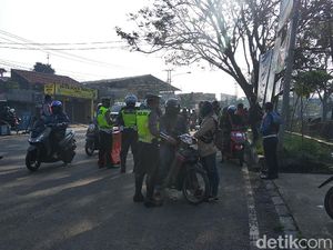 Polisi Catat 18.564 Pelanggaran di Hari Ketiga PSBB Kota Bandung Polisi Catat 18.564 Pelanggaran di Hari Ketiga PSBB Kota Bandung