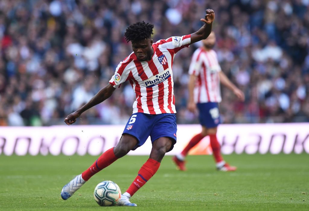 MADRID, SPAIN - FEBRUARY 01: Thomas Partey of Atletico Madrid crosses the ball during the Liga match between Real Madrid CF and Club Atletico de Madrid at Estadio Santiago Bernabeu on February 01, 2020 in Madrid, Spain. (Photo by Denis Doyle/Getty Images)