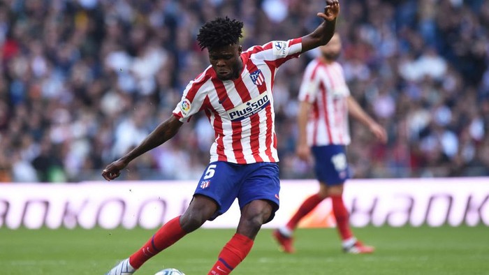 MADRID, SPAIN - FEBRUARY 01: Thomas Partey of Atletico Madrid crosses the ball during the Liga match between Real Madrid CF and Club Atletico de Madrid at Estadio Santiago Bernabeu on February 01, 2020 in Madrid, Spain. (Photo by Denis Doyle/Getty Images)