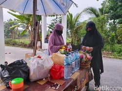Curhat Pedagang Bunga Makam Penghasilan Anjlok Gegara Corona