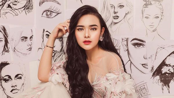 Gaya Amanda Manopo, Artis Muda yang Digosipkan Jual Tas untuk Bayar Cicilan