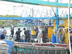 Tabrak Kapal Petugas Saat Curi Ikan, Kapal Berbendera Vietnam Tumbang