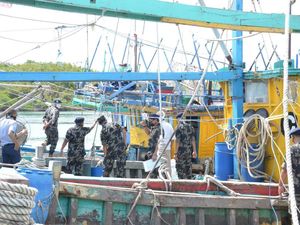Tabrak Kapal Petugas Saat Curi Ikan, Kapal Berbendera Vietnam Tumbang Tabrak Kapal Petugas Saat Curi Ikan, Kapal Berbendera Vietnam Tumbang