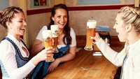 Waktunya Oktoberfest! Leupolz ngebir bareng rekan-rekannya. (Foto: dok.Instagram @melanie_leupolz)