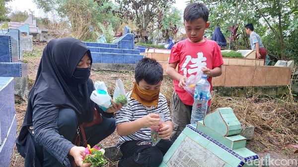 Peziarah di TPU Sukosari Pekanbaru Sepi Imbas Corona