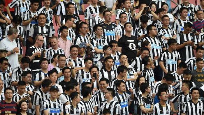 Newcastle United fans look on during their match for third place against West Ham United in the 2019 Premier League Asia Trophy football tournament at the Hongkou Stadium in Shanghai on July 20, 2019. (Photo by HECTOR RETAMAL / AFP)